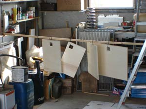 M�belteile trocknen in der Garage