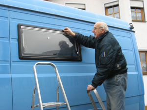 Bernd baut Fenster ein