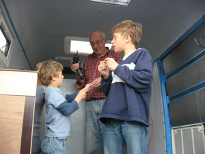 Lukas und Thomas helfen Opa Bernd