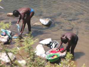 Tete, W�schewaschen im Fluss