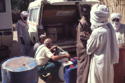 Tanken aus Fssern in Bardai